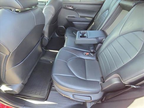 Used 2021 Toyota Highlander XLE FWD image 20