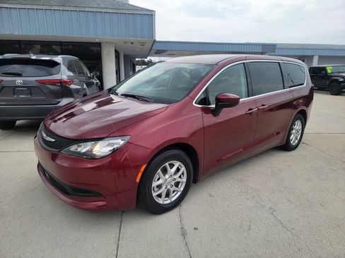 Used 2023 Chrysler Voyager LX FWD image 1