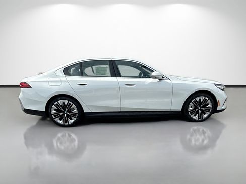 New 2027 BMW i5 xDrive40 AWD/4WD image 2