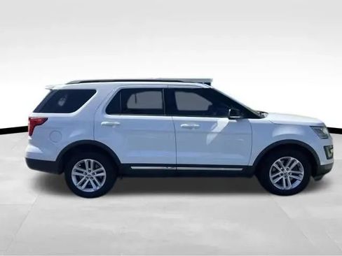 Used 2017 Ford Explorer XLT FWD image 7