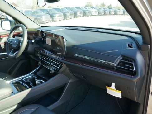New 2026 Chevrolet Traverse Z71 AWD/4WD image 11