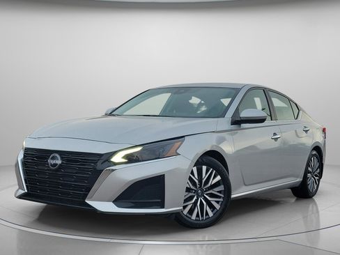 Certified 2024 Nissan Altima 2.5 SV w/ SV Premium Package image 2