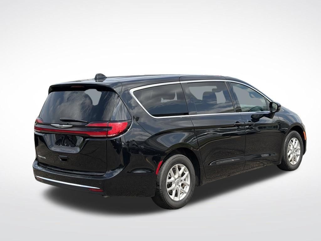 Certified 2025 Chrysler Pacifica Select FWD image 6