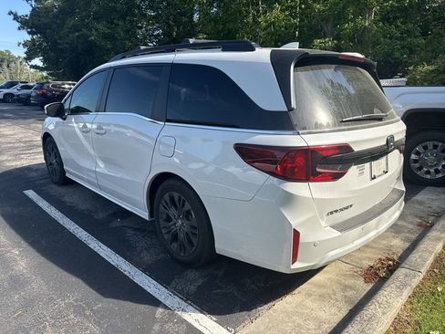 Used 2025 Honda Odyssey Touring image 3