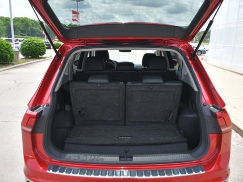 Used 2023 Volkswagen Tiguan SE FWD image 9