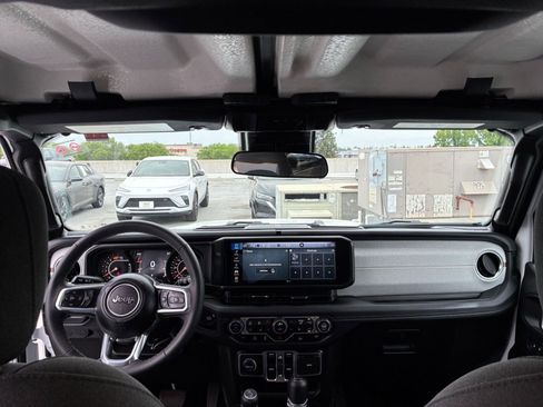 Used 2025 Jeep Wrangler Sahara image 32