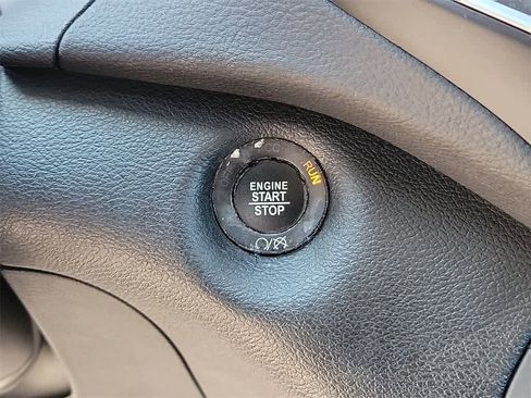 Used 2020 Jeep Cherokee Latitude Plus image 32
