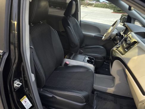 Used 2013 Toyota Sienna SE image 13
