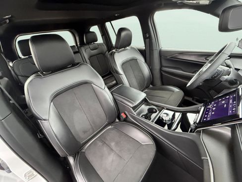 Used 2024 Jeep Grand Cherokee Altitude image 16