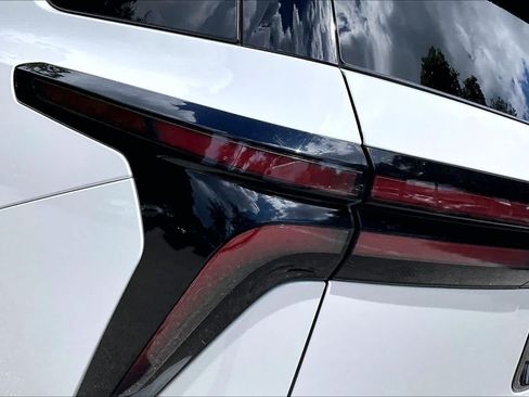 Used 2025 Chevrolet Traverse LT w/ Driver Confidence Package FWD image 29