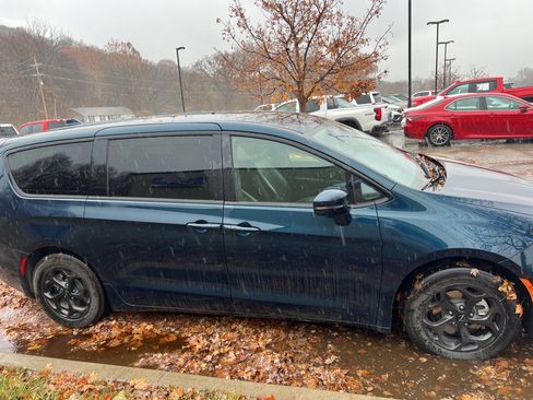 Used 2022 Chrysler Pacifica Limited w/ S Appearance Package image 4