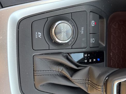 Used 2025 Toyota RAV4 Limited image 15