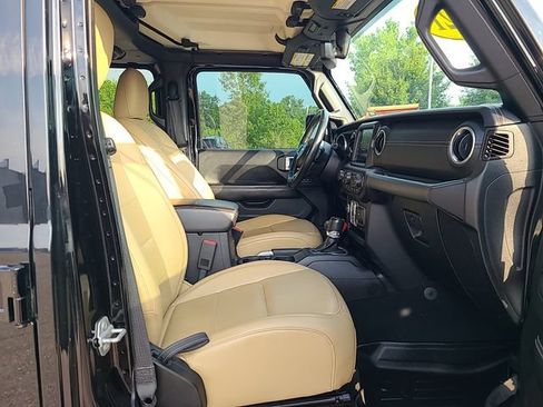Used 2018 Jeep Wrangler Unlimited Sahara w/ Uconnect 4C Nav & Sound Group AWD/4WD image 26