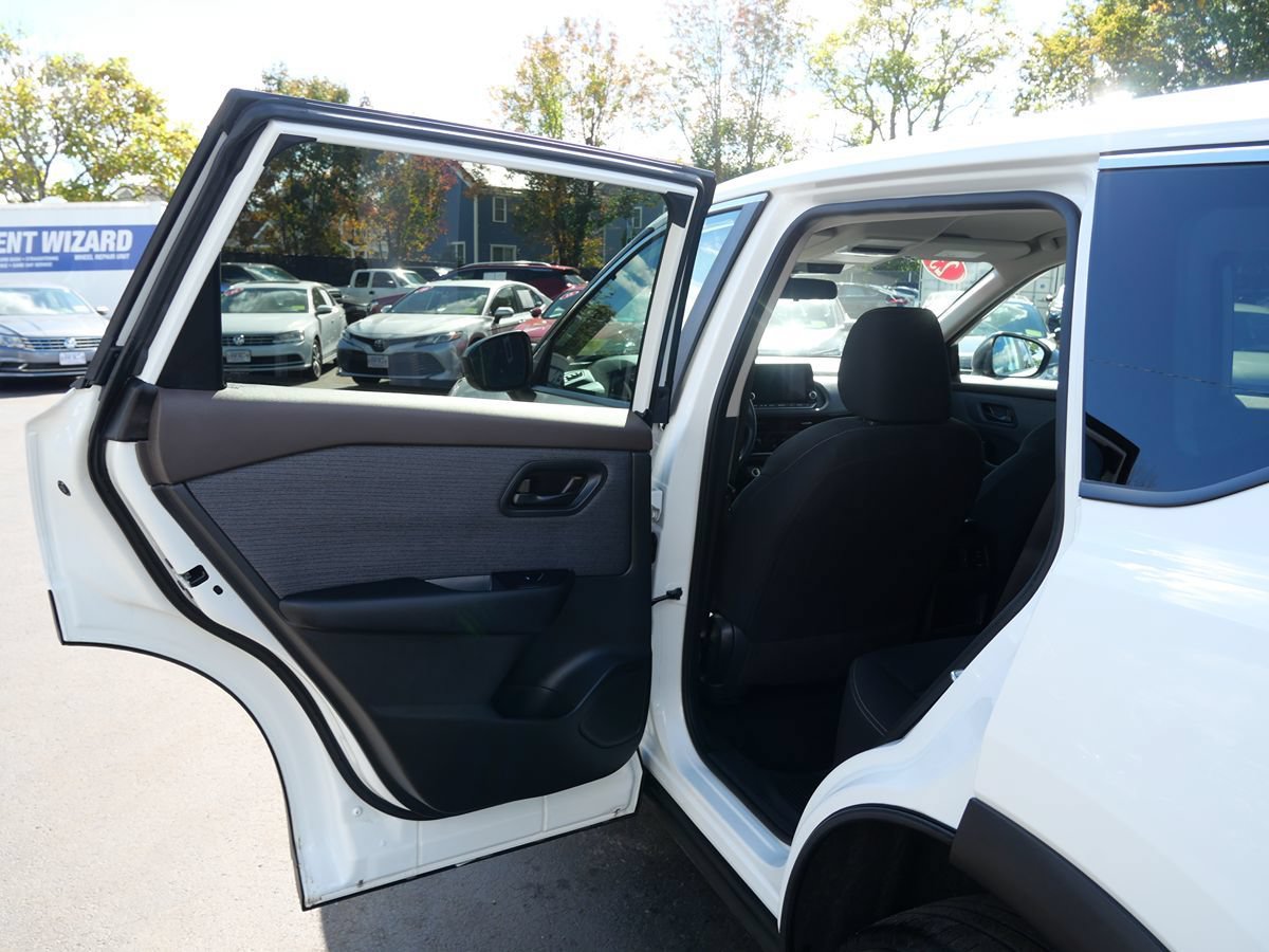 Used 2023 Nissan Rogue S AWD/4WD image 26