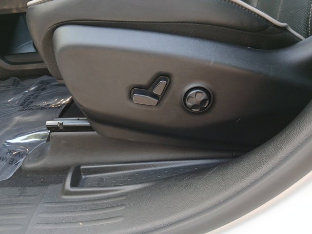 Used 2025 Chrysler Pacifica Limited FWD image 33
