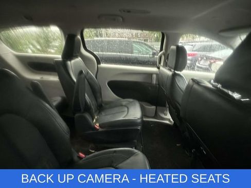 Used 2023 Chrysler Pacifica Touring-L FWD image 3