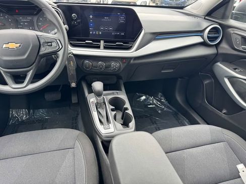 Certified 2025 Chevrolet Trax LS FWD image 13