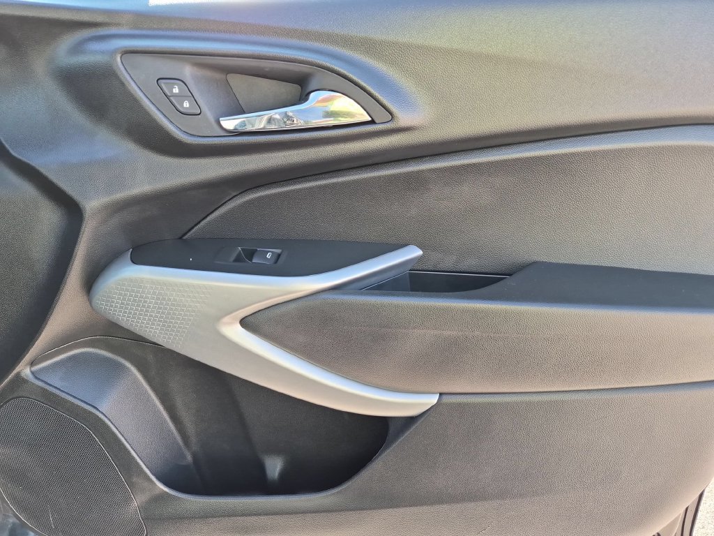 Used 2025 Chevrolet Trax LS FWD image 31