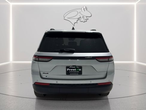 Used 2025 Jeep Grand Cherokee Altitude AWD/4WD image 4