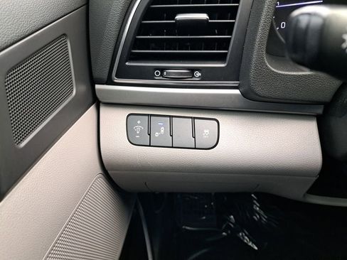Used 2017 Hyundai Elantra Limited image 31