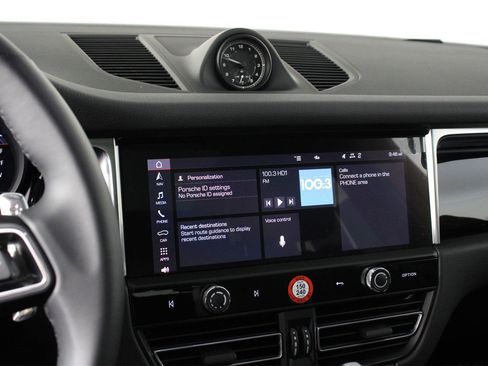 Certified 2025 Porsche Macan image 13