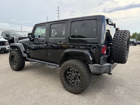 Used 2017 Jeep Wrangler Unlimited Sahara w/ Connectivity Group AWD/4WD image 3