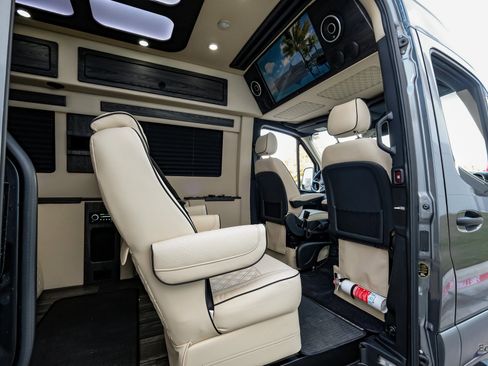 Used 2025 Mercedes-Benz Sprinter 3500 image 66