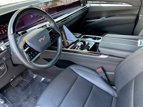 Used 2025 Cadillac Escalade Luxury w/ LPO, Floor Liner Package RWD image 11
