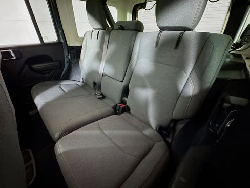 Used 2024 Jeep Wrangler Unlimited image 21