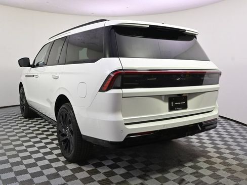 New 2026 Lincoln Navigator Reserve w/ Jet Appearance Package AWD/4WD image 4