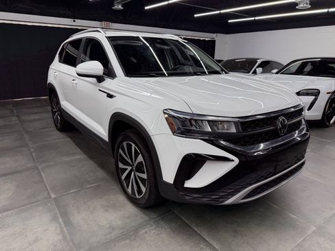 Used 2023 Volkswagen Taos SE w/ Panoramic Sunroof Package image 9