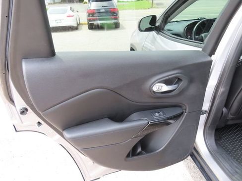 Used 2019 Jeep Cherokee Latitude Plus AWD/4WD image 9
