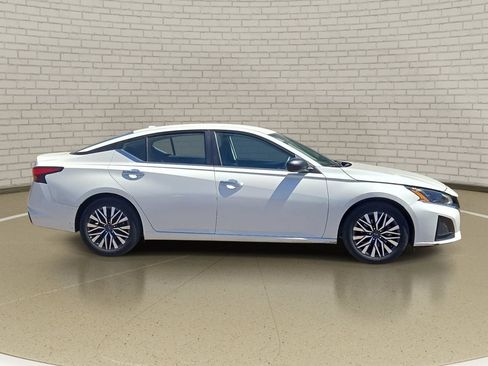 Used 2025 Nissan Altima 2.5 SV FWD image 4