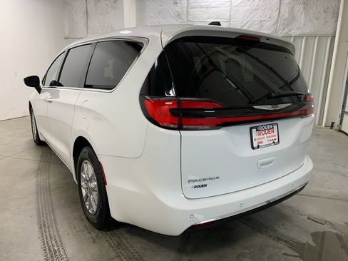 Used 2024 Chrysler Pacifica Touring-L FWD image 6