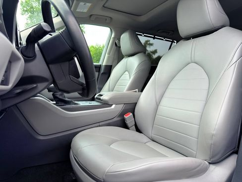 Used 2025 Toyota Highlander XLE AWD/4WD image 9