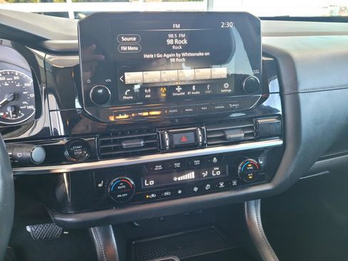 Used 2025 Nissan Pathfinder SL FWD image 27