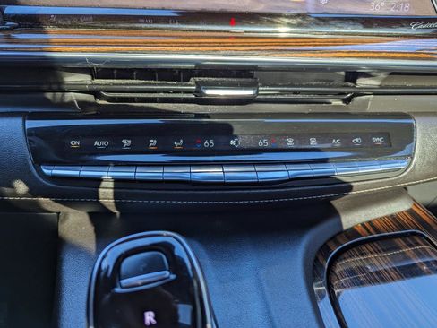 Used 2022 Cadillac Escalade Premium Luxury image 22