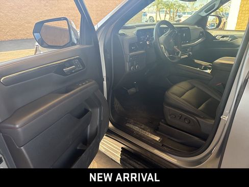 Certified 2025 Chevrolet Suburban RST image 5