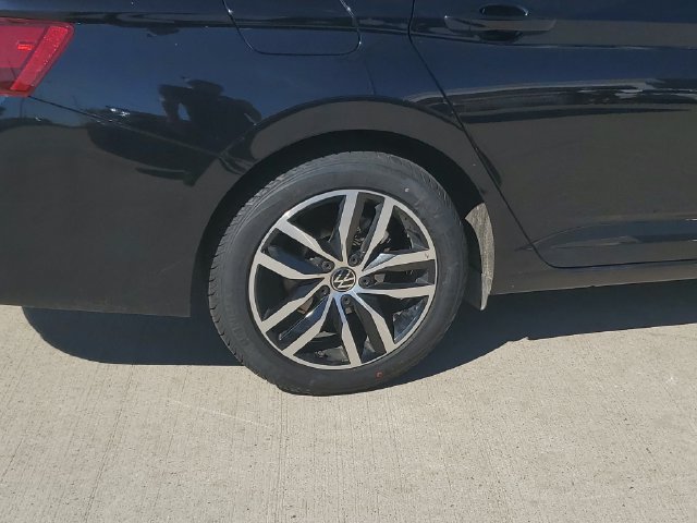 Certified 2025 Volkswagen Jetta SE FWD image 5
