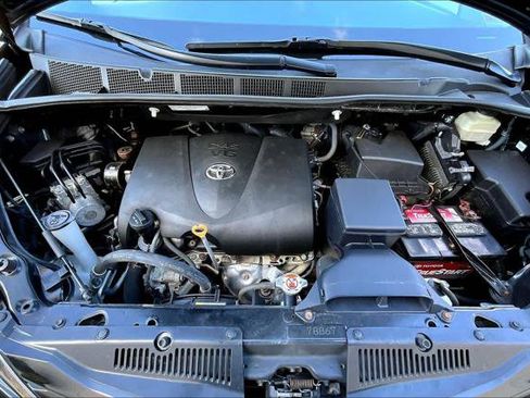Certified 2017 Toyota Sienna LE image 29
