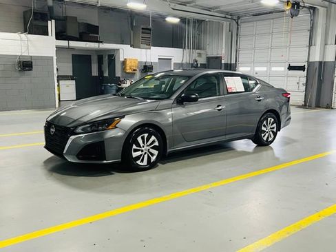 Used 2025 Nissan Altima 2.5 S FWD image 13