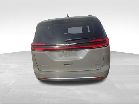 Used 2023 Chrysler Pacifica Limited image 5