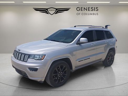 Used 2018 Jeep Grand Cherokee Altitude AWD/4WD image 4