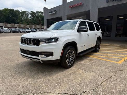 Used 2024 Jeep Wagoneer Series II w/ Flexible Seating Group RWD image 8