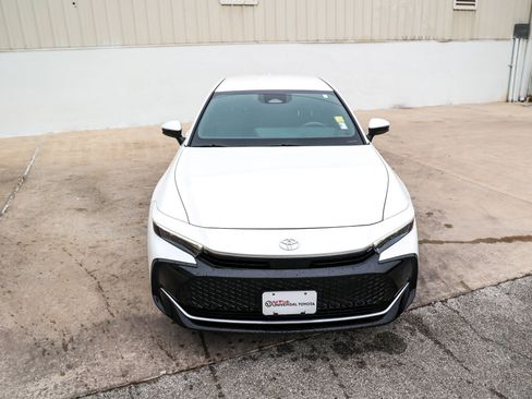 Used 2023 Toyota Crown Limited image 4