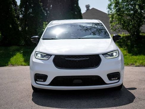Used 2024 Chrysler Pacifica Limited FWD image 2