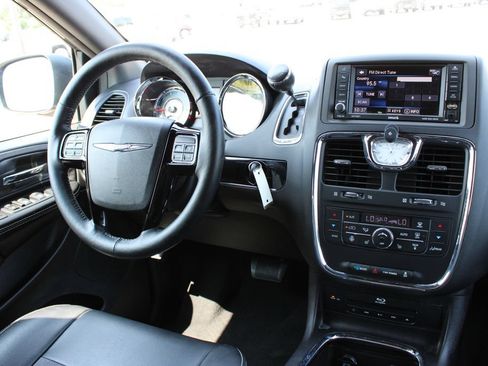 Used 2016 Chrysler Town & Country S w/ Driver Convenience Group FWD image 9