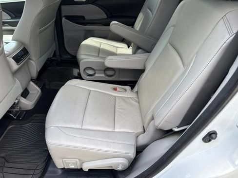 Used 2019 Toyota Highlander XLE AWD/4WD image 21