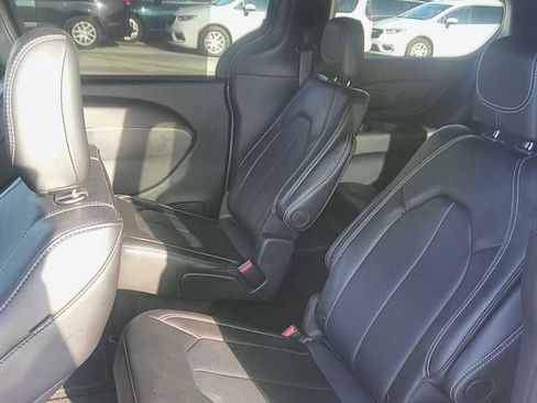 Used 2025 Chrysler Pacifica Select FWD image 6