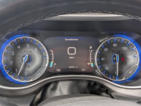 Used 2021 Chrysler Pacifica Touring-L w/ Uconnect Theater Family Group FWD image 8
